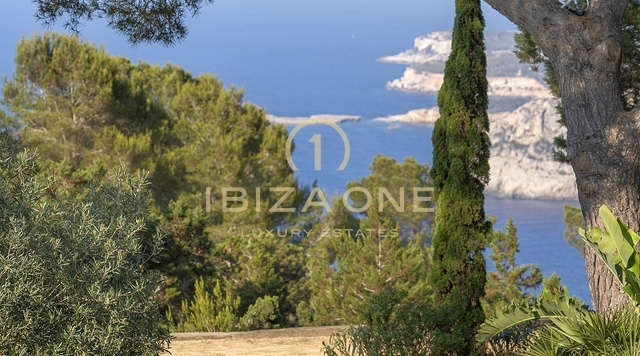 Pure elegantie: Ibiza's meest luxe villa op een heuveltop met panoramisch uitzicht op zee en serenades bij zonsondergang
