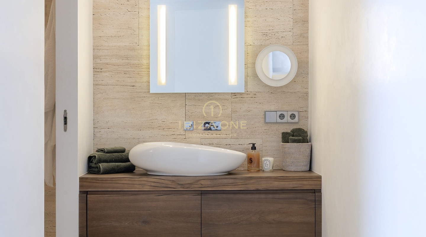 Pure elegantie: Ibiza's meest luxe villa op een heuveltop met panoramisch uitzicht op zee en serenades bij zonsondergang