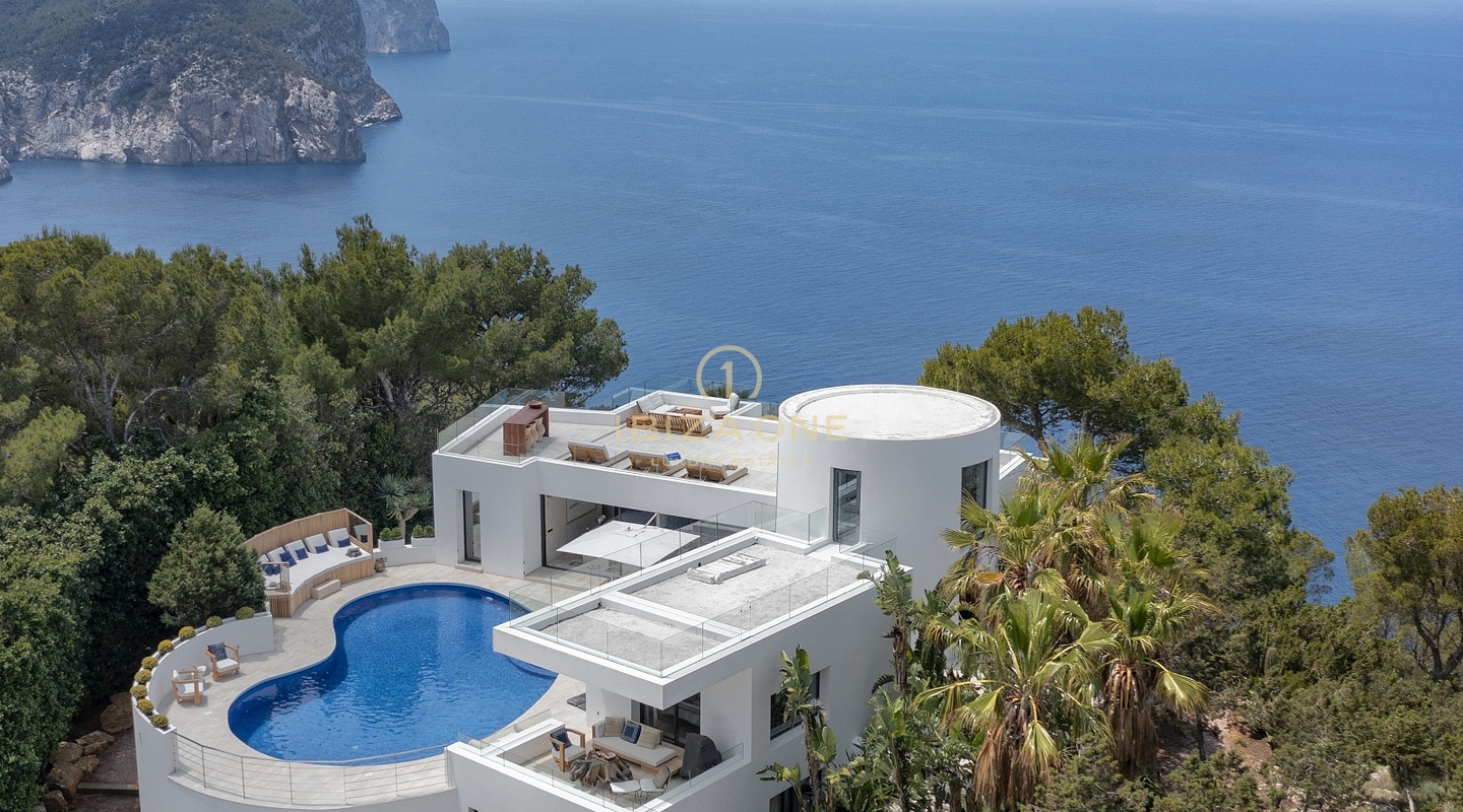 Pure Eleganz: Ibizas erstklassige Luxusvilla auf einem Hügel mit Panoramablick auf das Meer und Serenaden bei Sonnenuntergang