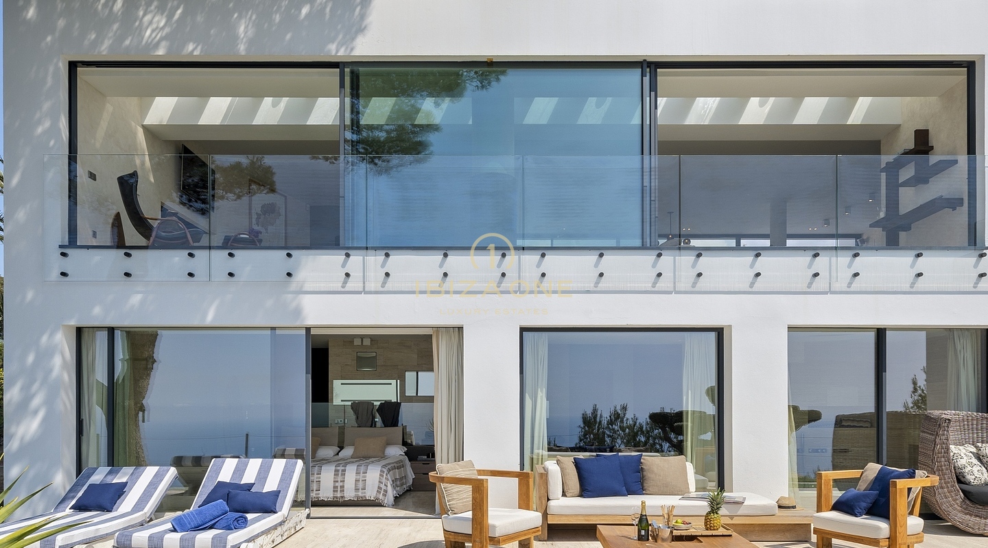 Pure elegantie: Ibiza's meest luxe villa op een heuveltop met panoramisch uitzicht op zee en serenades bij zonsondergang