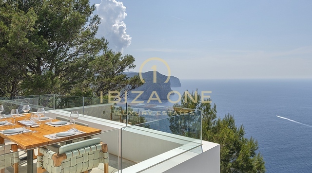 Pure elegantie: Ibiza's meest luxe villa op een heuveltop met panoramisch uitzicht op zee en serenades bij zonsondergang