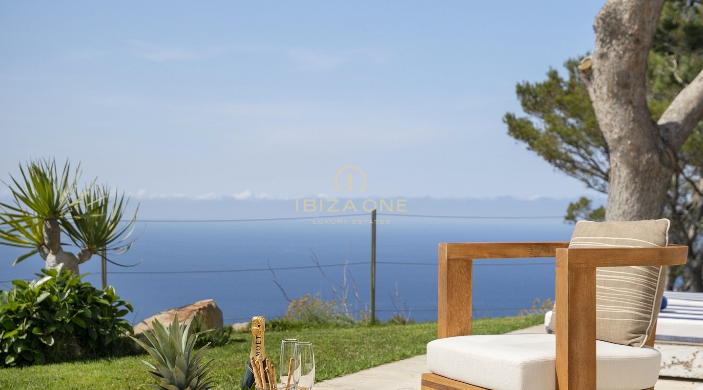 Pure Eleganz: Ibizas erstklassige Luxusvilla auf einem Hügel mit Panoramablick auf das Meer und Serenaden bei Sonnenuntergang