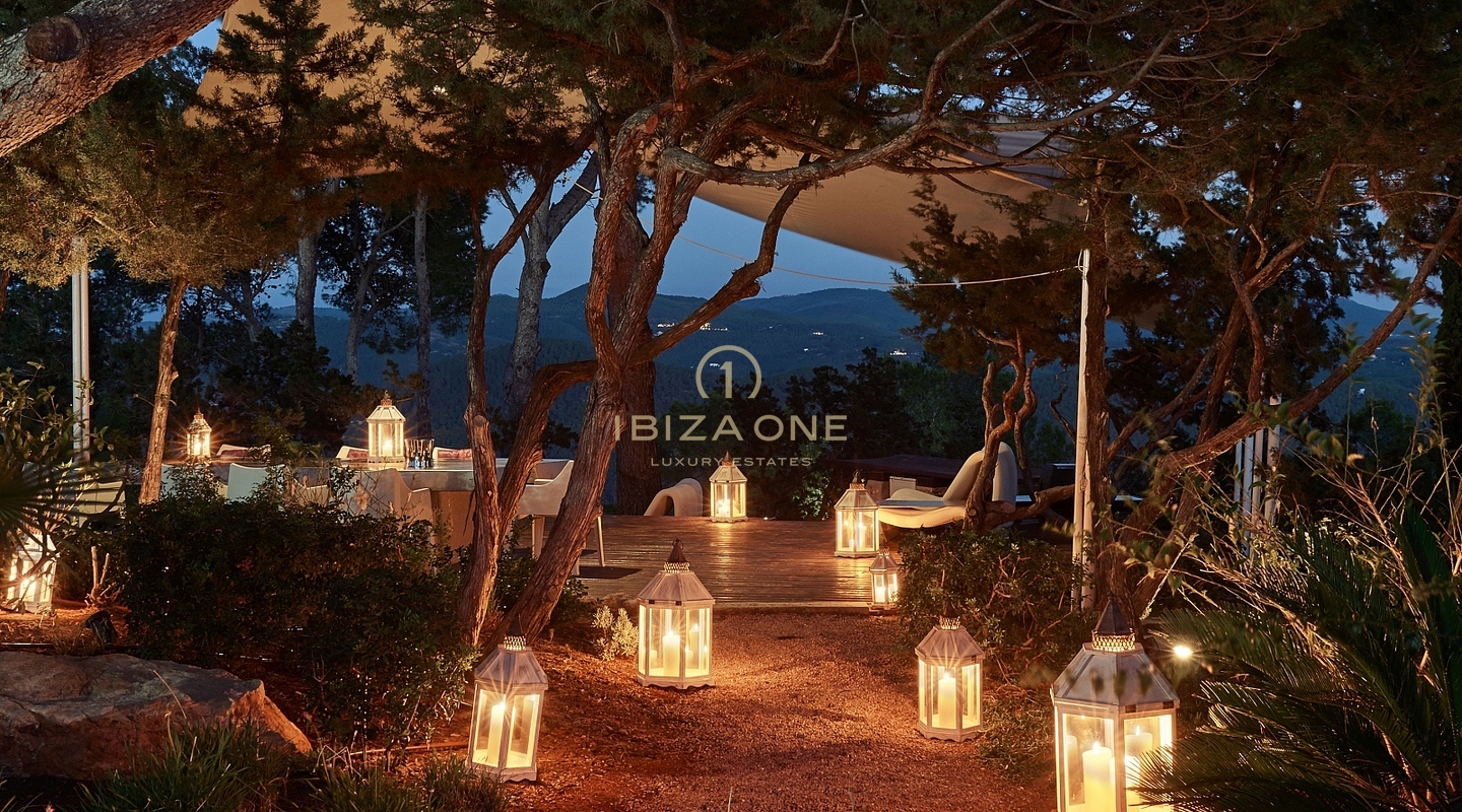 Pure elegantie: Ibiza's meest luxe villa op een heuveltop met panoramisch uitzicht op zee en serenades bij zonsondergang
