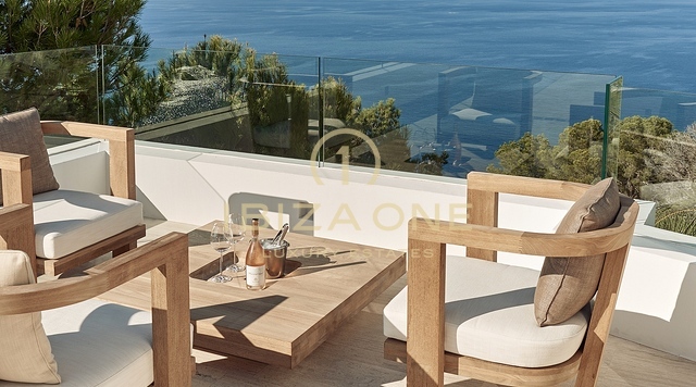 Pure elegantie: Ibiza's meest luxe villa op een heuveltop met panoramisch uitzicht op zee en serenades bij zonsondergang