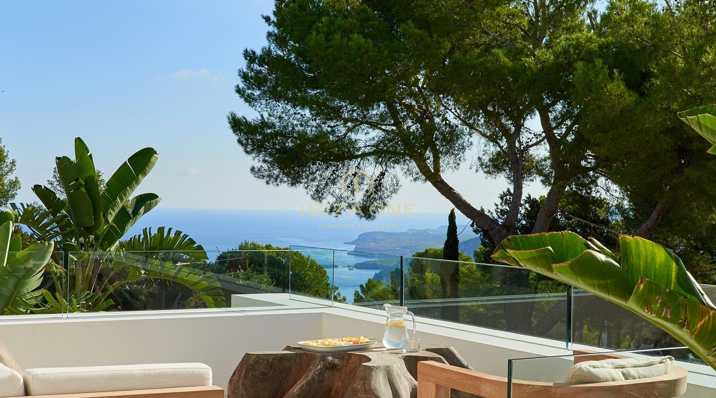 Eleganza pura: la villa di lusso più esclusiva di Ibiza in cima alla collina con vista panoramica sul mare e serenate al tramonto in affitto, Ibiza