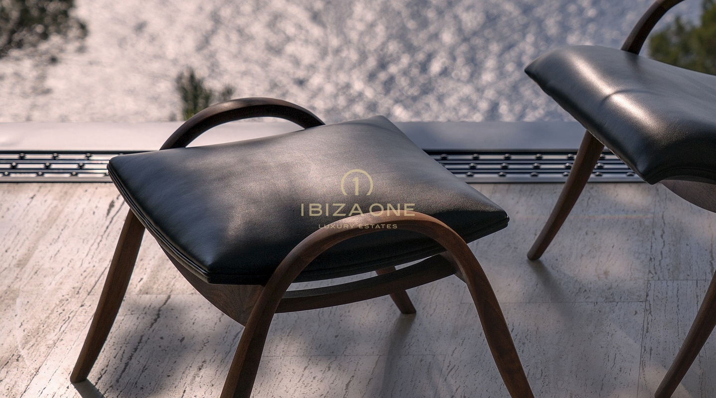 Pure elegantie: Ibiza's meest luxe villa op een heuveltop met panoramisch uitzicht op zee en serenades bij zonsondergang