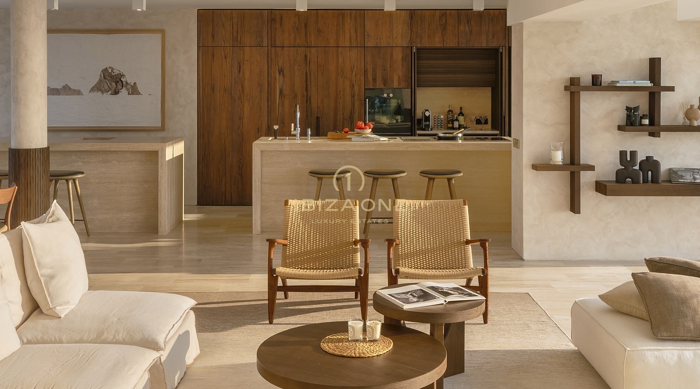 Pure Eleganz: Ibizas erstklassige Luxusvilla auf einem Hügel mit Panoramablick auf das Meer und Serenaden bei Sonnenuntergang