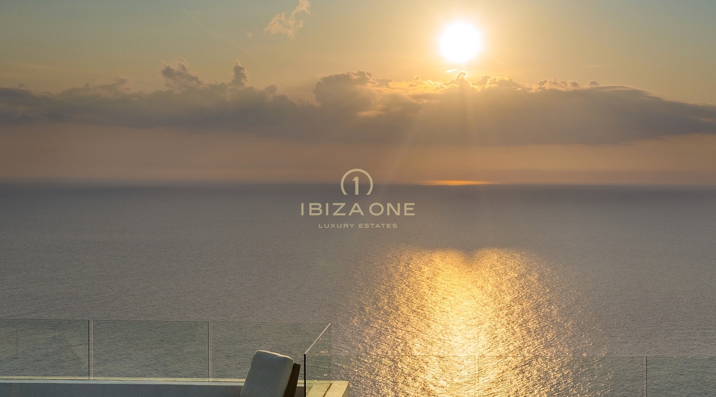Eleganza pura: la villa di lusso più esclusiva di Ibiza in cima alla collina con vista panoramica sul mare e serenate al tramonto in affitto, Ibiza
