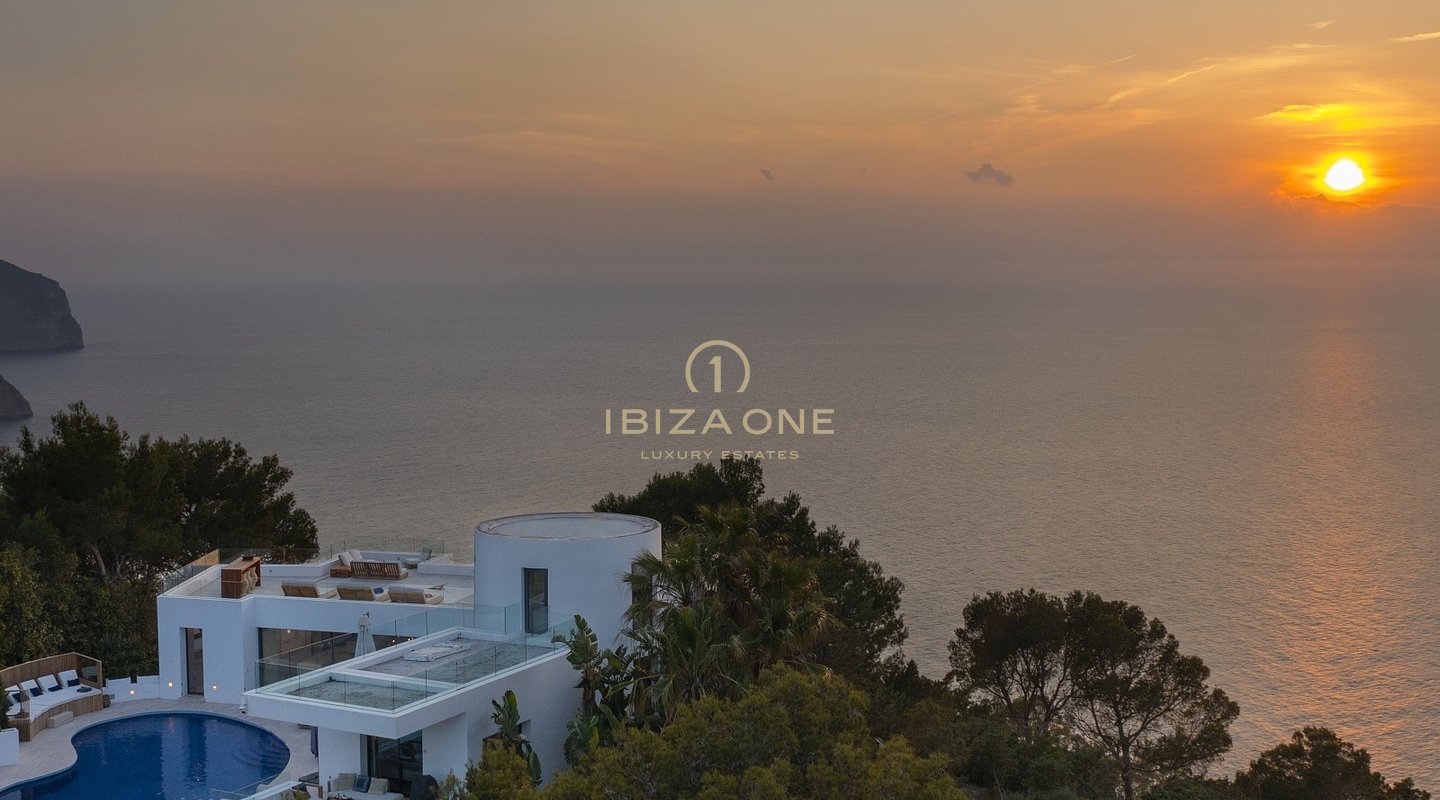 Pure Eleganz: Ibizas erstklassige Luxusvilla auf einem Hügel mit Panoramablick auf das Meer und Serenaden bei Sonnenuntergang