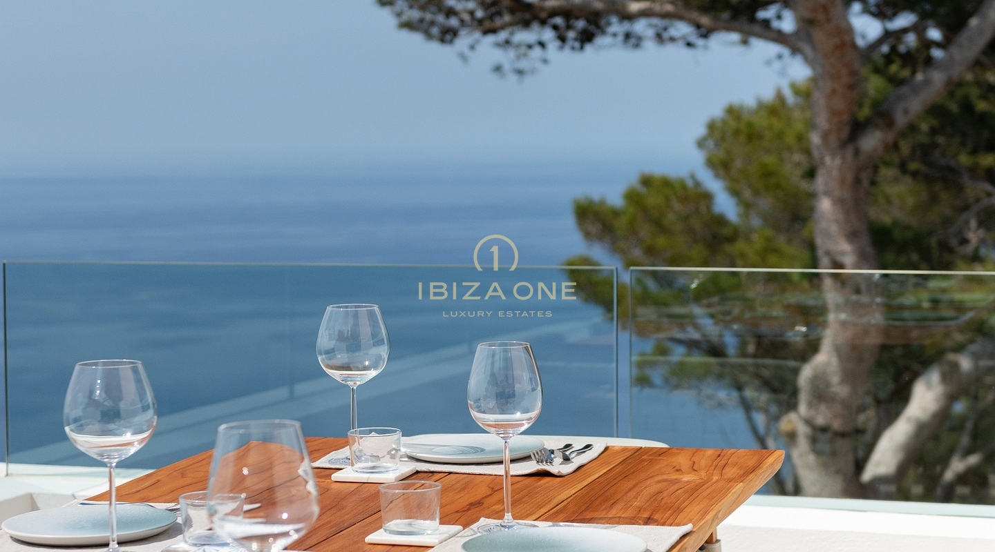 Pure Eleganz: Ibizas erstklassige Luxusvilla auf einem Hügel mit Panoramablick auf das Meer und Serenaden bei Sonnenuntergang