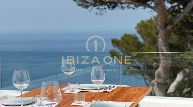 Pure elegantie: Ibiza's meest luxe villa op een heuveltop met panoramisch uitzicht op zee en serenades bij zonsondergang