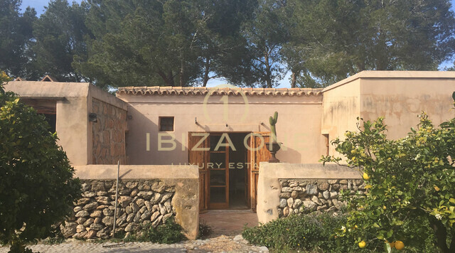 Luxe en authentieke, originele finca met hoofdhuis en twee gastenverblijven nabij Ibiza te koop, Ibiza - Luxe en authentieke, originele finca met hoofdhuis en twee gastenverblijven nabij Ibiza te huur, Ibiza