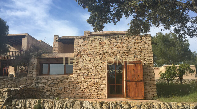 Luxe en authentieke, originele finca met hoofdhuis en twee gastenverblijven nabij Ibiza te koop, Ibiza - Luxe en authentieke, originele finca met hoofdhuis en twee gastenverblijven nabij Ibiza te huur, Ibiza