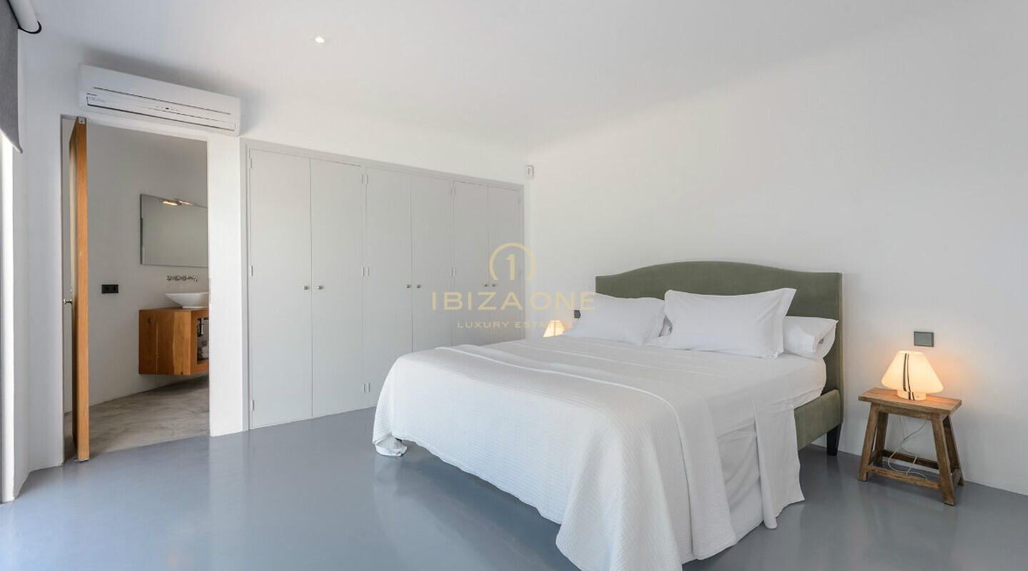 Villa in zweiter Meereslinie auf Ibiza in Es Cubells zu verkaufen, Ibiza - Villa in zweiter Meereslinie auf Ibiza in Es Cubells zu vermieten, Ibiza