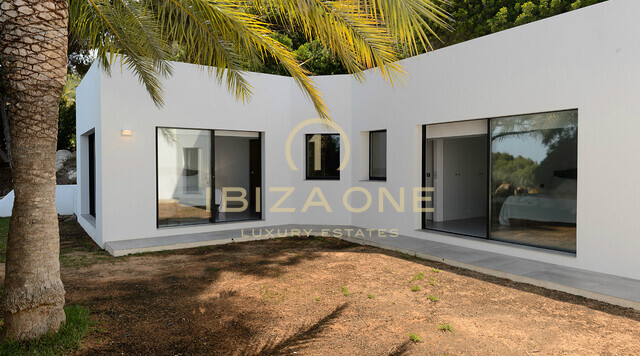 Villa in zweiter Meereslinie auf Ibiza in Es Cubells zu verkaufen, Ibiza - Villa in zweiter Meereslinie auf Ibiza in Es Cubells zu vermieten, Ibiza