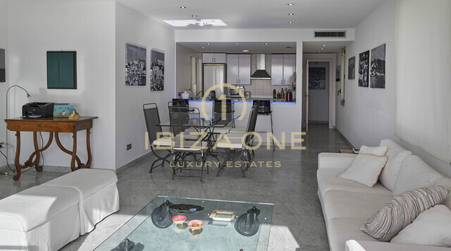 Appartement de 3 chambres à Ibiza sur le Paseo Maritimo avec de très belles vues sur la ville d'Ibiza et la mer à vendre
