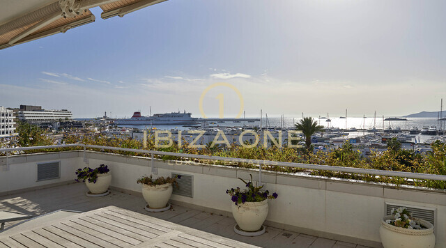 Appartement de 3 chambres à Ibiza sur le Paseo Maritimo avec de très belles vues sur la ville d'Ibiza et la mer à vendre