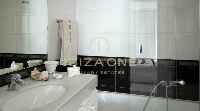 Apartamento de 3 dormitorios en Ibiza en el Paseo Marítimo con muy buenas vistas de la ciudad de Ibiza y el mar en venta