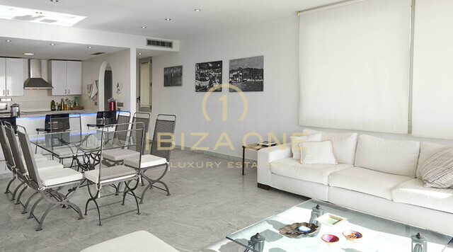 Apartamento de 3 dormitorios en Ibiza en el Paseo Marítimo con muy buenas vistas de la ciudad de Ibiza y el mar en venta