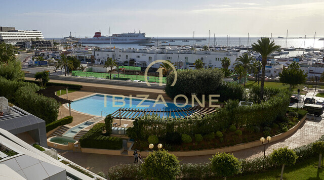 Appartement de 3 chambres à Ibiza sur le Paseo Maritimo avec de très belles vues sur la ville d'Ibiza et la mer à vendre