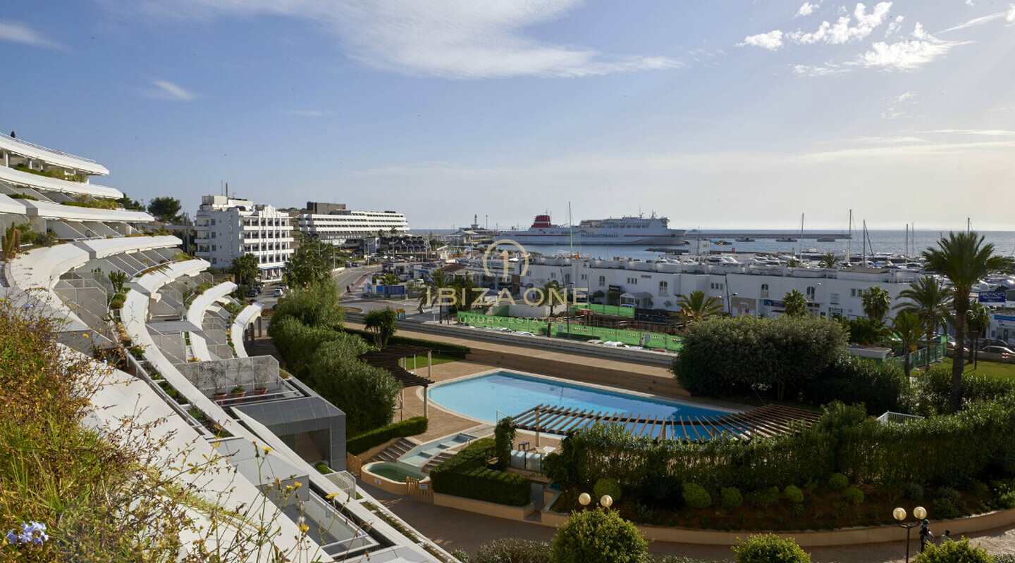 Appartement de 3 chambres à Ibiza sur le Paseo Maritimo avec de très belles vues sur la ville d'Ibiza et la mer à vendre