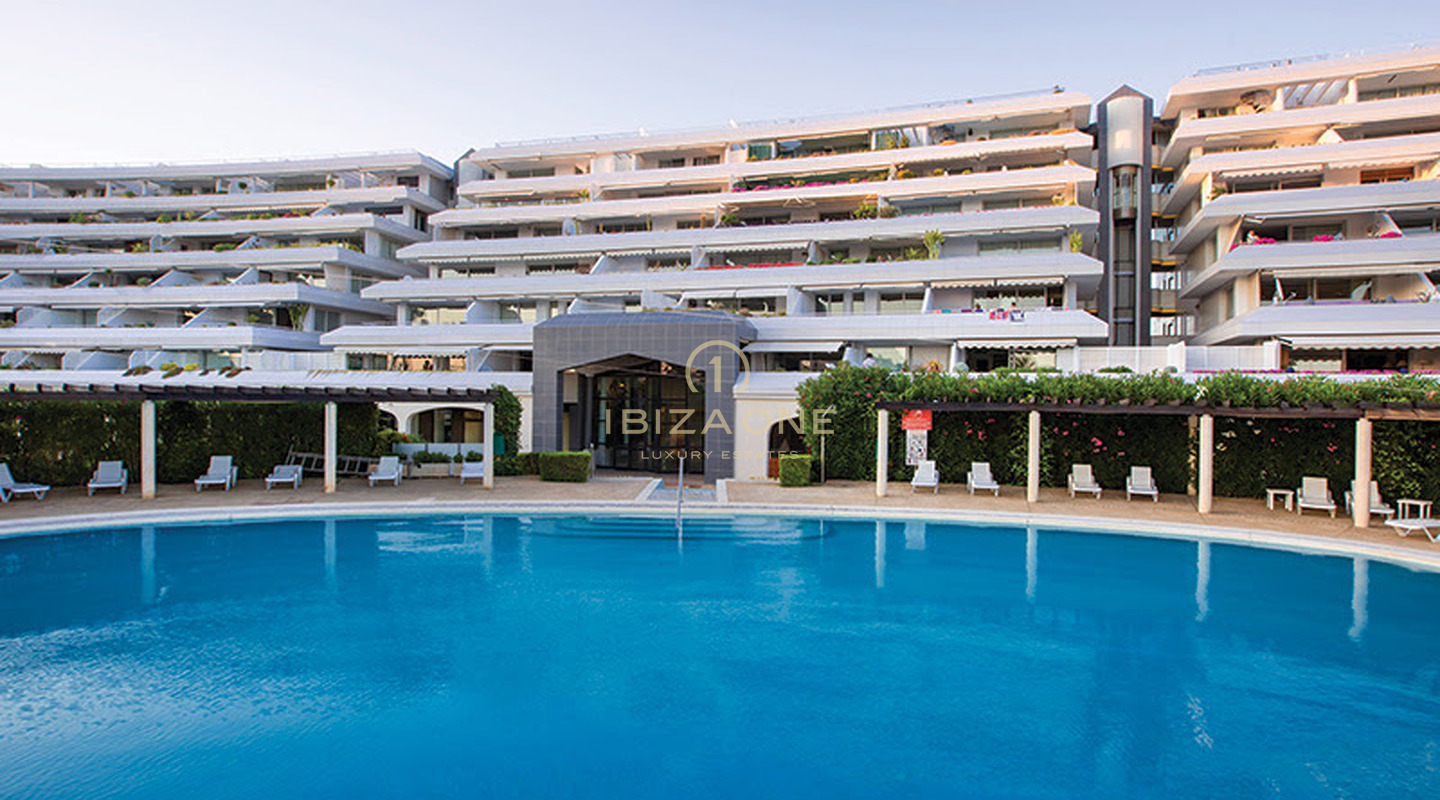 Apartamento de 3 dormitorios en Ibiza en el Paseo Marítimo con muy buenas vistas de la ciudad de Ibiza y el mar en venta
