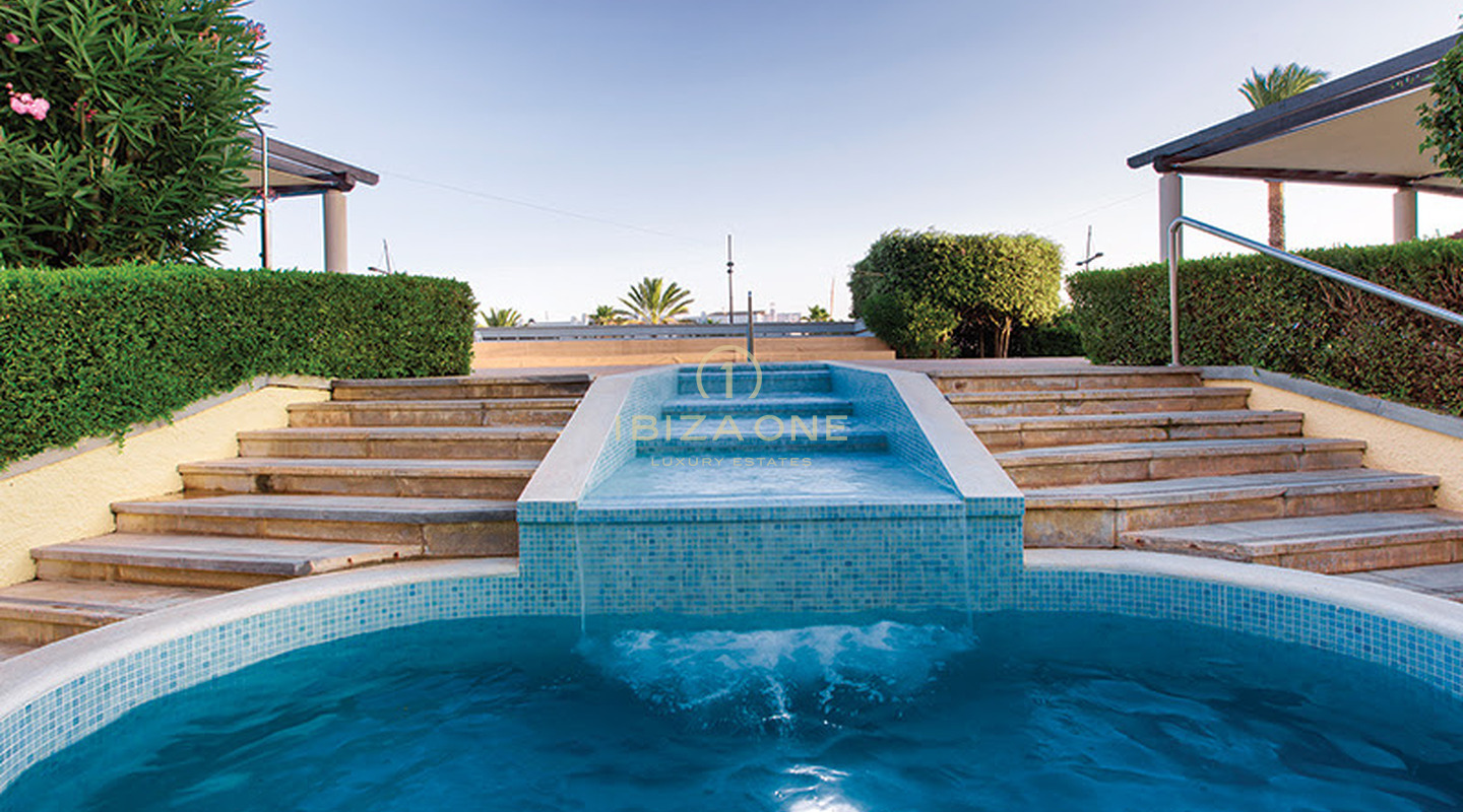 3 slaapkamer appartement in Ibiza aan de Paseo Maritimo met zeer goed uitzicht op Ibiza-stad en de zee te koop