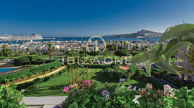 Apartamento de 3 dormitorios en Ibiza en el Paseo Marítimo con muy buenas vistas de la ciudad de Ibiza y el mar en venta
