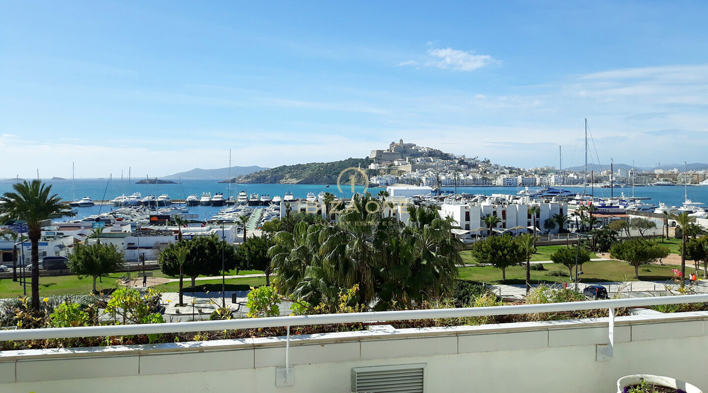 Apartamento de 3 dormitorios en Ibiza en el Paseo Marítimo con muy buenas vistas de la ciudad de Ibiza y el mar en venta
