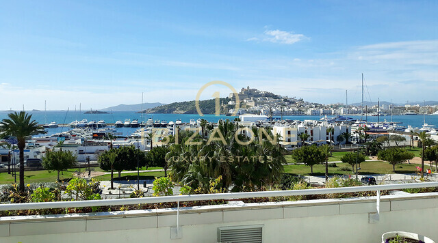 Appartement de 3 chambres à Ibiza sur le Paseo Maritimo avec de très belles vues sur la ville d'Ibiza et la mer à vendre