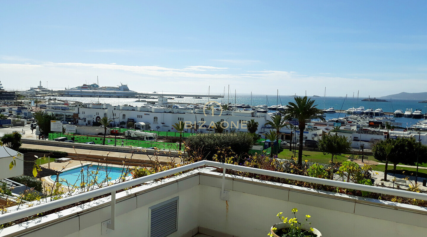 Appartement de 3 chambres à Ibiza sur le Paseo Maritimo avec de très belles vues sur la ville d'Ibiza et la mer à vendre
