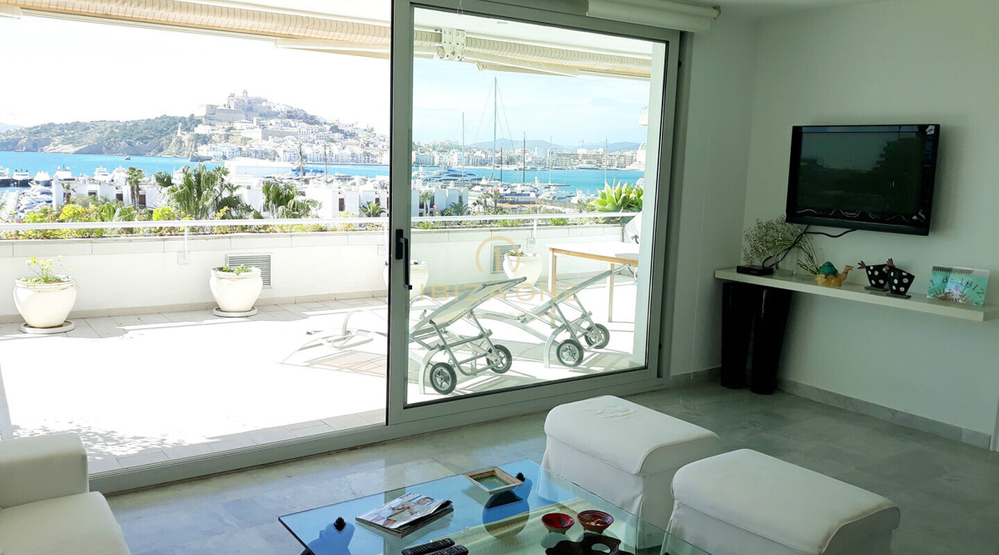 Appartement de 3 chambres à Ibiza sur le Paseo Maritimo avec de très belles vues sur la ville d'Ibiza et la mer à vendre