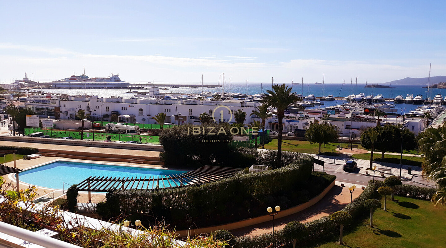 Apartamento de 3 dormitorios en Ibiza en el Paseo Marítimo con muy buenas vistas de la ciudad de Ibiza y el mar en venta
