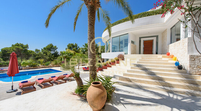 Sehr luxuriöse außergewöhnliche Villa mit Meerblick Ibiza in der Nähe von Cala Tarida zu verkaufen - diese Luxusvilla kann auch gemietet werden, Ibiza