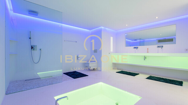 Villa di lusso con vista mare eccezionale a Ibiza vicino a Cala Tarida in vendita - questa villa di lusso è anche in affitto, Ibiza