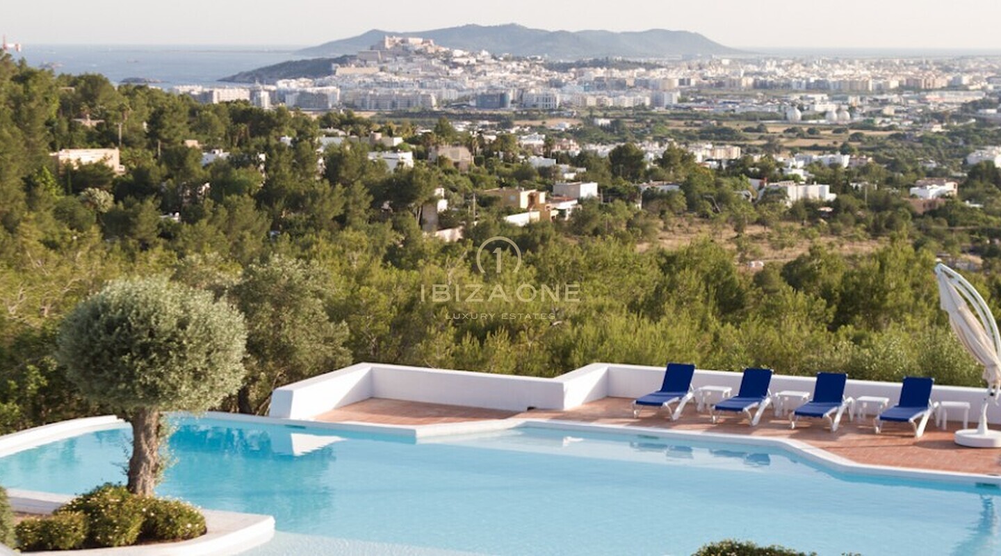 Propriété de luxe à Ibiza avec maison d'hôtes et licence touristique à vendre et la finca de luxe est également à louer - très proche des ports de luxe et de Dalt Vila, Ibiza - elle dispose d'une licence de location touristique, Ibiza