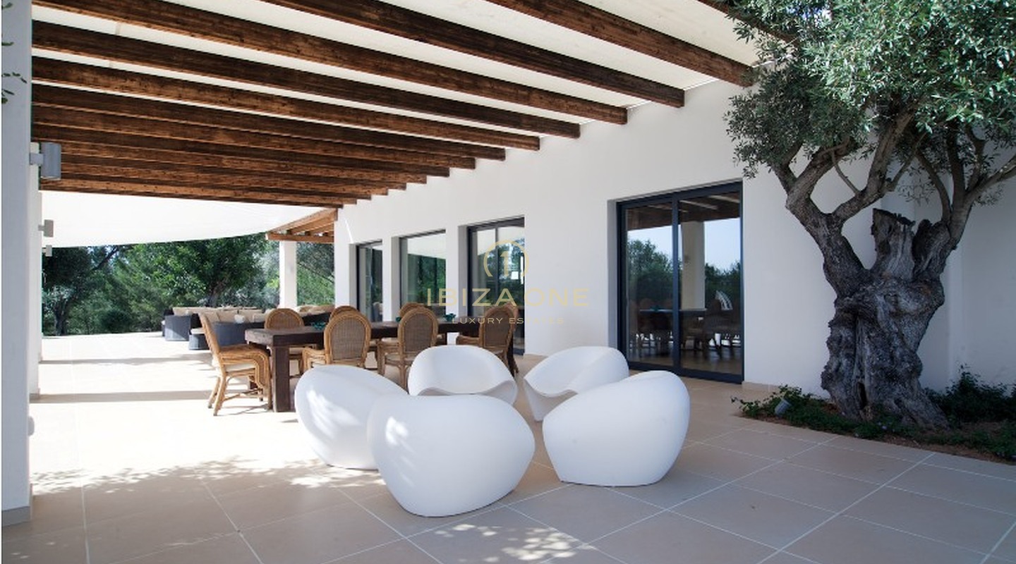 Luxury property in Ibiza with guest house and tourist license for sale and the luxury finca is also for rent - very close to the luxury ports and Dalt Vila, Ibiza - it has a touristica rental license, Ibiza