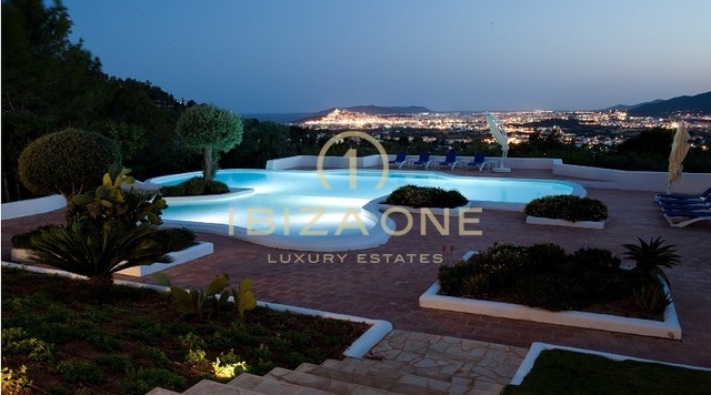 Luxusimmobilie auf Ibiza mit Gästehaus und touristischer Lizenz zu verkaufen und die Luxusfinca ist auch zu vermieten - ganz in der Nähe der Luxushäfen und Dalt Vila, Ibiza - es verfügt über eine touristische Vermietungslizenz, Ibiza