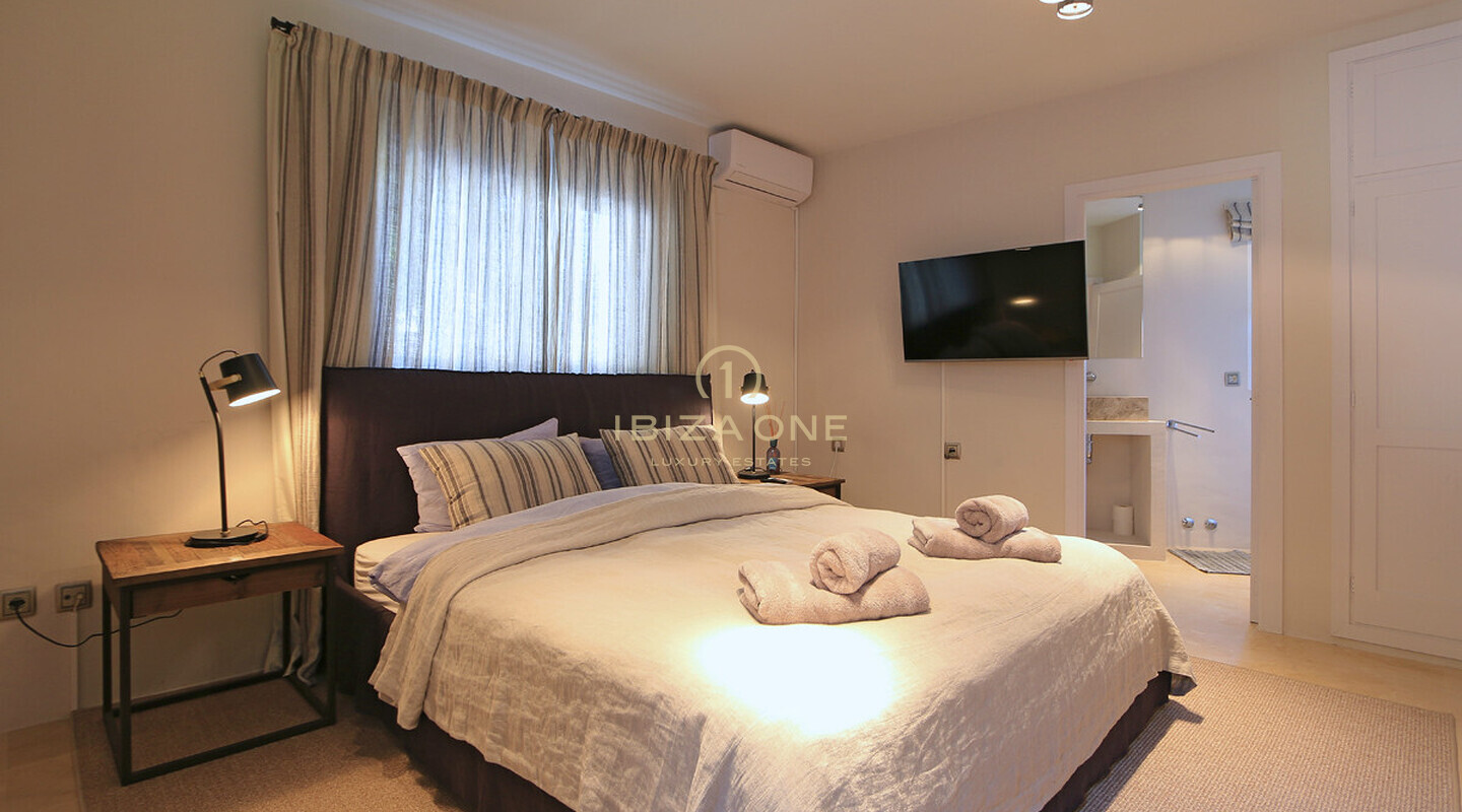 Blakstad Luxe Finca op Ibiza / Can Furnet met uitzicht op Ibiza-stad en de zee te huur, Ibiza