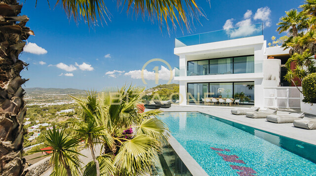 Moderne Luxusvilla in der Nähe von Ibiza mit Blick auf das Meer und Ibiza-Stadt zu vermieten und diese Luxusvilla steht zum Verkauf, Ibiza - Moderne Luxusvilla in der Nähe von Ibiza mit Blick auf das Meer und Ibiza-Stadt zu vermieten und diese Luxusvilla steht zum Verkauf, Ibiza