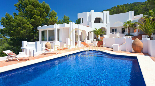 Lujosa villa con vistas al mar en venta en Calo d'en Real, Ibiza