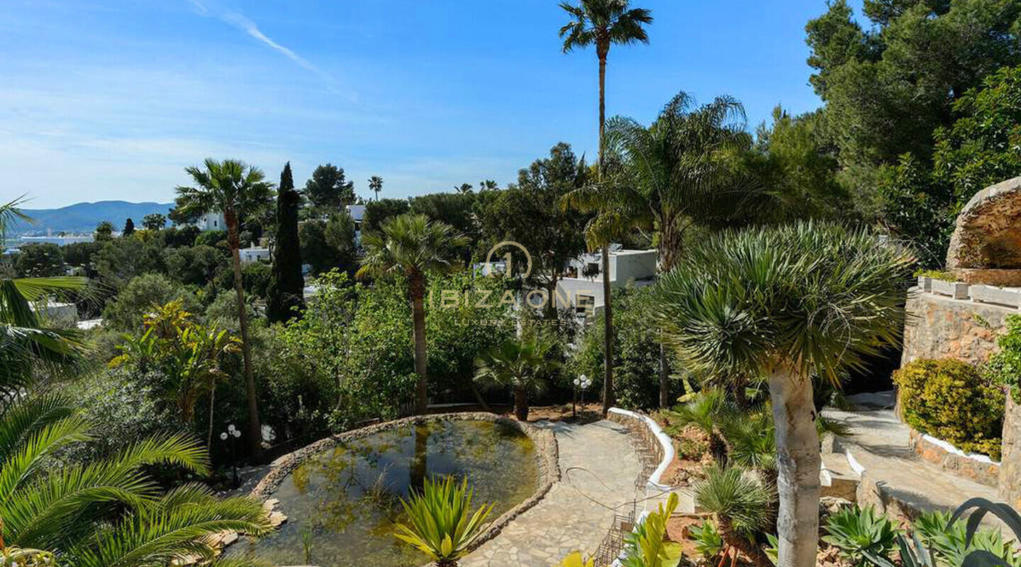 Spacieuse villa de luxe avec vue sur la mer et panorama sur Dalt Vila, à louer à long terme à Can Furnet, Ibiza - ce manoir de luxe est à vendre.