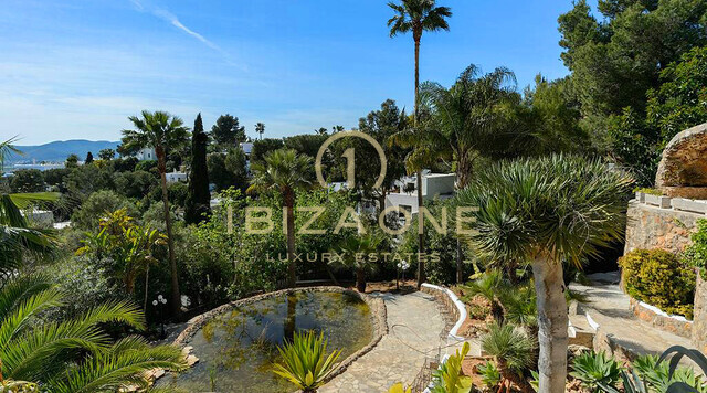 Spacieuse villa de luxe avec vue sur la mer et panorama sur Dalt Vila, à louer à long terme à Can Furnet, Ibiza - ce manoir de luxe est à vendre.