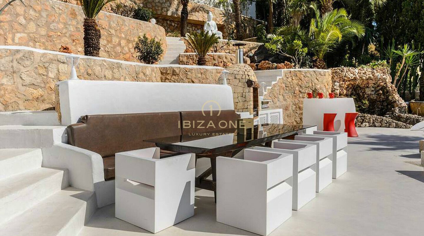 Spacieuse villa de luxe avec vue sur la mer et panorama sur Dalt Vila, à louer à long terme à Can Furnet, Ibiza - ce manoir de luxe est à vendre.