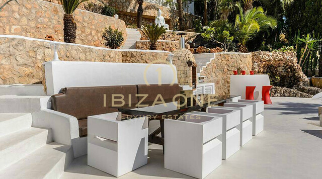 Spacieuse villa de luxe avec vue sur la mer et panorama sur Dalt Vila, à louer à long terme à Can Furnet, Ibiza - ce manoir de luxe est à vendre.