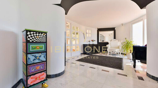 Spacieuse villa de luxe avec vue sur la mer et panorama sur Dalt Vila, à louer à long terme à Can Furnet, Ibiza - ce manoir de luxe est à vendre.