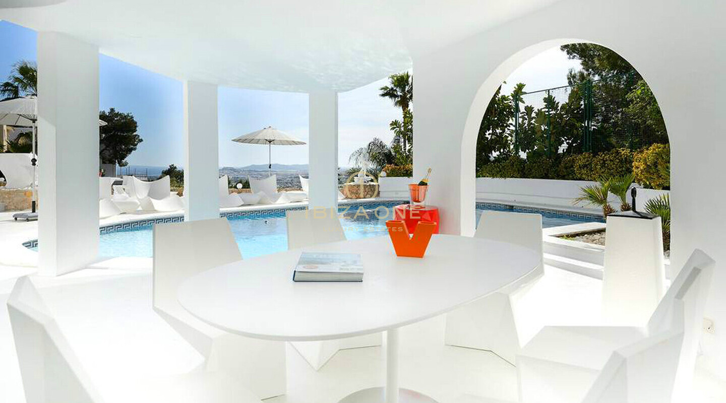 Spacieuse villa de luxe avec vue sur la mer et panorama sur Dalt Vila, à louer à long terme à Can Furnet, Ibiza - ce manoir de luxe est à vendre.
