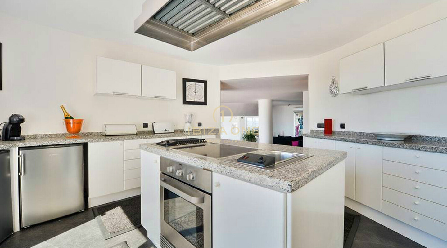 Spacieuse villa de luxe avec vue sur la mer et panorama sur Dalt Vila, à louer à long terme à Can Furnet, Ibiza - ce manoir de luxe est à vendre.