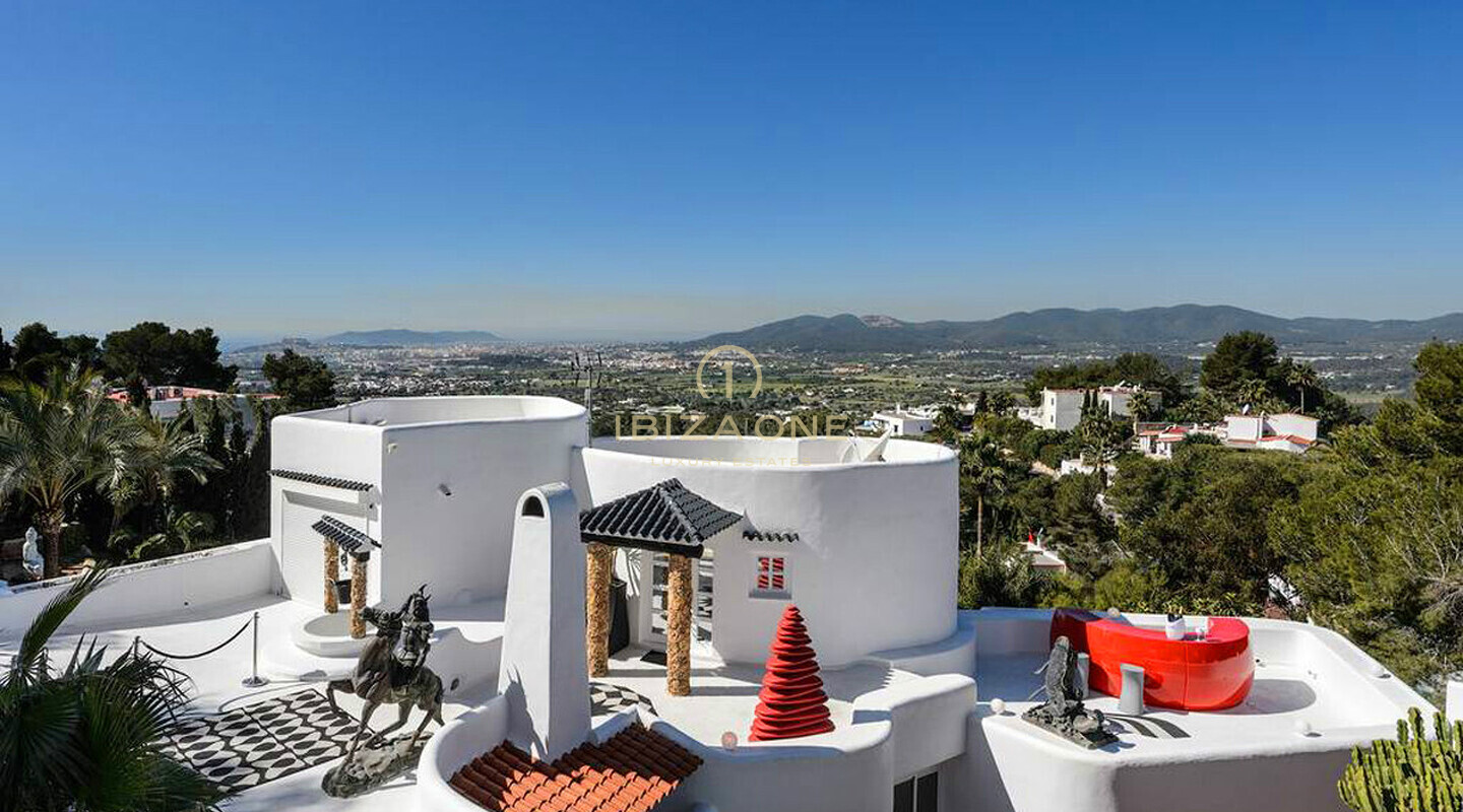 Spacieuse villa de luxe avec vue sur la mer et panorama sur Dalt Vila, à louer à long terme à Can Furnet, Ibiza - ce manoir de luxe est à vendre.