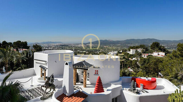 Spacieuse villa de luxe avec vue sur la mer et panorama sur Dalt Vila, à louer à long terme à Can Furnet, Ibiza - ce manoir de luxe est à vendre.